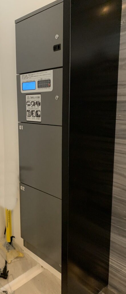 都内　新築工事　ポスト一体型液晶ガイダンス2ボックスタイプパススルー　屋外　グレー特別色 受取側